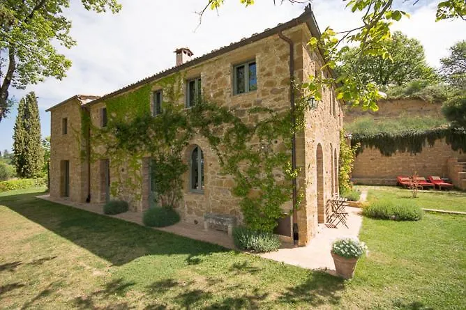 Hotel Casale Santa Barbara Montefollonico 0*,  Italia